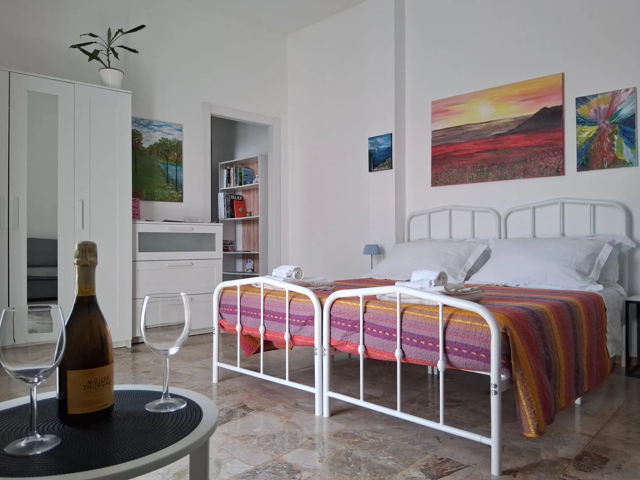 La chambre avec les lits séparés